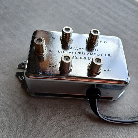 RCA 4 output UHF/VHF/FM 10dB Amplifier 120VAC 60Hz 2W item no. VH140R 50-900MHz - Picture 2 of 4